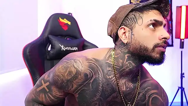 Snapshot of logan_hugh8 chatting on November 17, 7:30 pm logan hugh8 online show from November 17, 7:30 pm