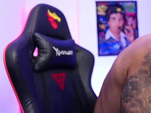 Snapshot of logan_hugh8 chatting on November 23, 2:22 am logan hugh8 online show from November 23, 2:22 am