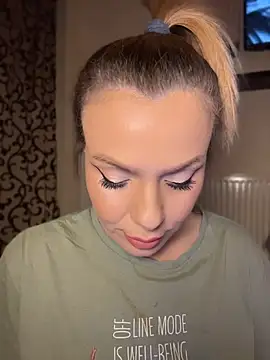 Snapshot of emmasweett11 chatting on April 19, 7:49 pm emmasweett11 online show from April 19, 7:49 pm