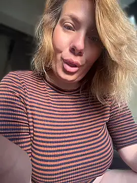 Snapshot of emmasweett11 chatting on July 5, 3:56 am emmasweett11 online show from July 5, 3:56 am