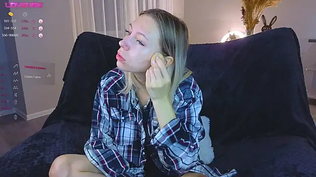 NyxaThorn online show from October 25, 2:35 pm