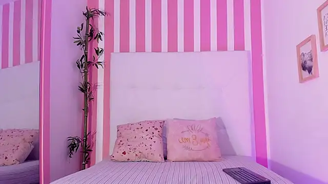 Maddy Norton online show from February 25, 7:45 pm