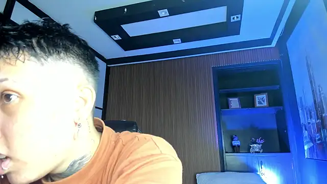 Snapshot of AlanRed_ chatting on October 23, 8:29 pm AlanRed online show from October 23, 8:29 pm
