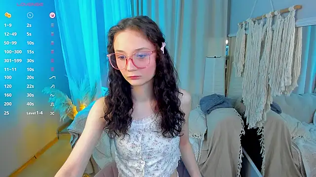 Snapshot of MilliMouse chatting on October 11, 6:17 pm MilliMouse online show from October 11, 6:17 pm