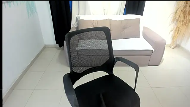 Emiss Jones online show from December 19, 5:09 pm