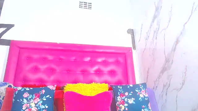 LoloQueen5 online show from June 8, 8:20 pm