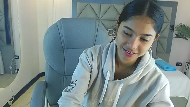 Milaa Star  online show from November 22, 4:11 am