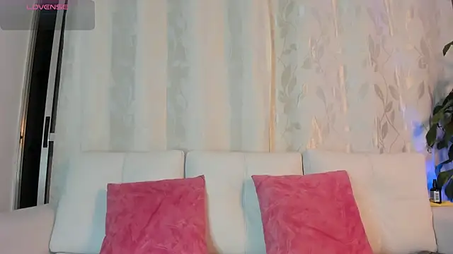 Snapshot of Noami_Rose chatting on February 8, 3:10 am Noami Rose online show from February 8, 3:10 am