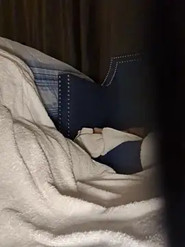 Snapshot of GRiZZLYBONE chatting on December 23, 8:23 am GRiZZLYBONE online show from December 23, 8:23 am