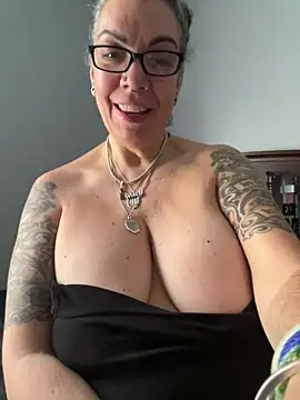 dieseldame1313 online show from December 19, 1:51 pm