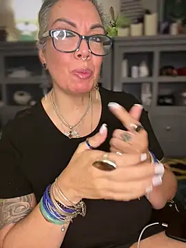 dieseldame1313 online show from February 5, 3:22 am