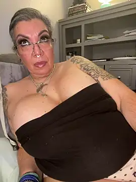 dieseldame1313 online show from February 20, 6:26 am