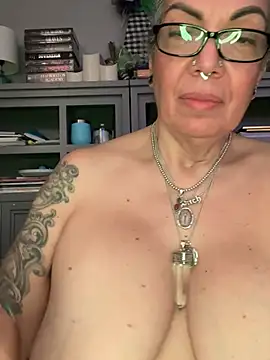 dieseldame1313 online show from April 18, 4:38 am