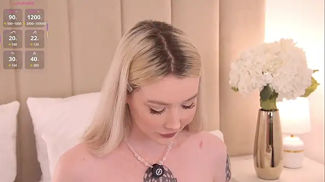 Snapshot of Nesolla chatting on October 6, 7:22 pm Nesolla online show from October 6, 7:22 pm