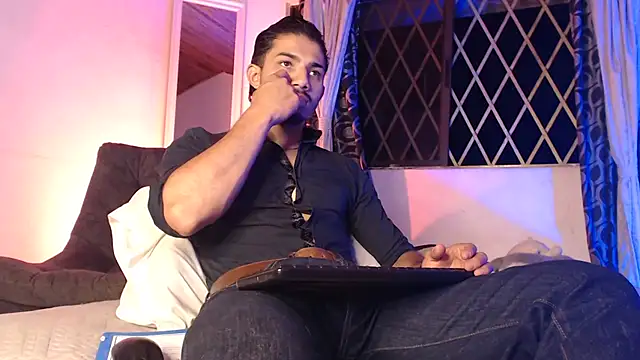 Snapshot of ArturoCardona_ chatting on April 26, 1:36 am ArturoCardona online show from April 26, 1:36 am