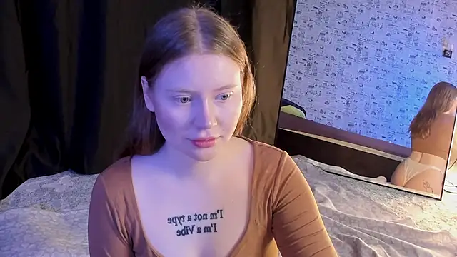 Snapshot of Lillie_Berry chatting on October 10, 4:33 am Lillie Berry online show from October 10, 4:33 am