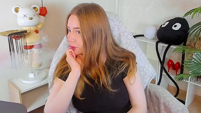 Snapshot of Lillie_Berry chatting on October 18, 4:48 am Lillie Berry online show from October 18, 4:48 am