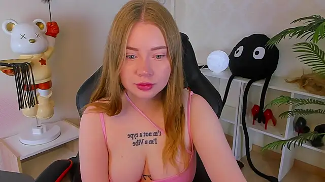 Snapshot of Lillie_Berry chatting on October 19, 4:46 am Lillie Berry online show from October 19, 4:46 am