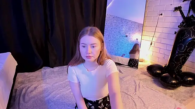 Snapshot of Lillie_Berry chatting on November 5, 4:34 am Lillie Berry online show from November 5, 4:34 am