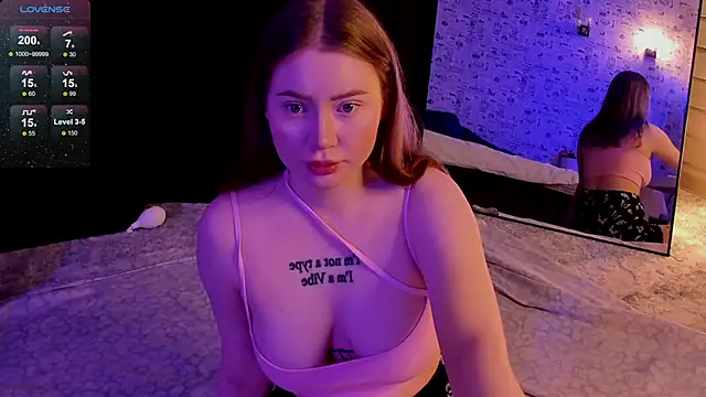 Snapshot of Lillie_Berry chatting on November 7, 4:34 am Lillie Berry online show from November 7, 4:34 am