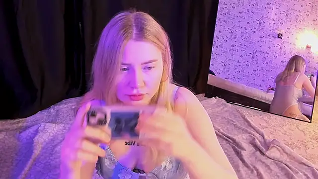 Snapshot of Lillie_Berry chatting on November 15, 4:21 am Lillie Berry online show from November 15, 4:21 am