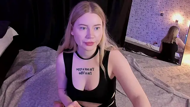 Snapshot of Lillie_Berry chatting on November 19, 4:34 am Lillie Berry online show from November 19, 4:34 am