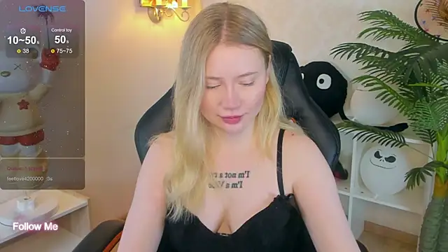 Snapshot of Lillie_Berry chatting on November 23, 4:45 am Lillie Berry online show from November 23, 4:45 am