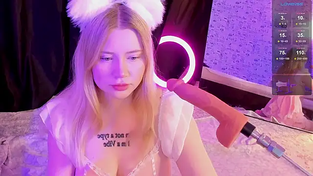 Snapshot of Lillie_Berry chatting on November 26, 4:24 am Lillie Berry online show from November 26, 4:24 am