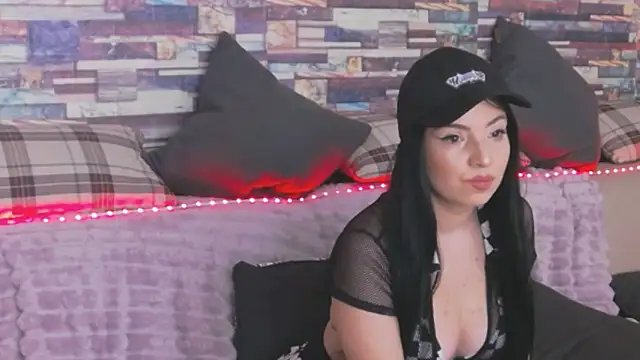 Snapshot of GrayLunna chatting on October 23, 6:45 am GrayLunna online show from October 23, 6:45 am