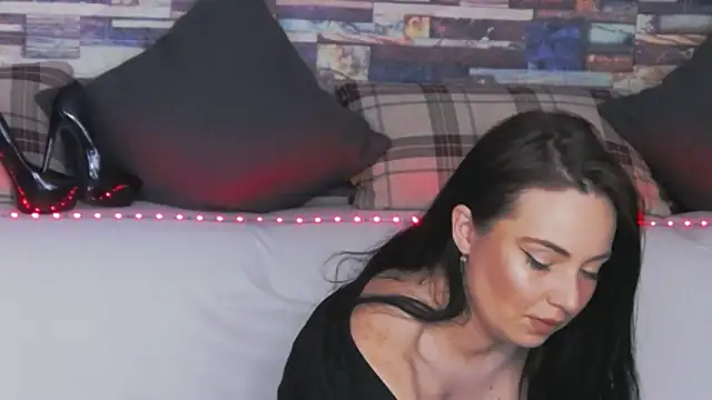 GrayLunna online show from April 13, 2:39 am