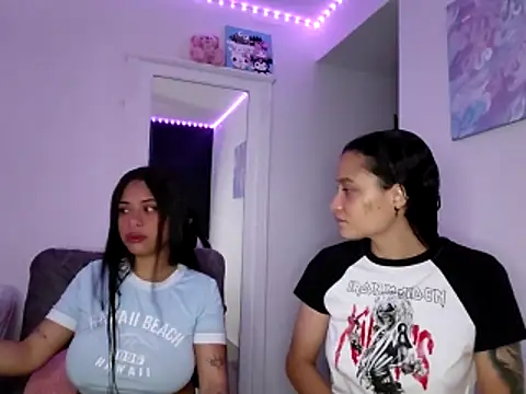 reina reina online show from March 27, 4:40 am