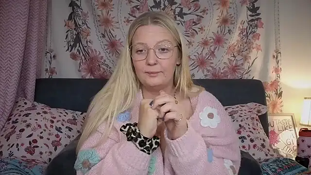 Daisyxoxo  online show from October 29, 9:05 pm