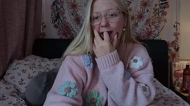 Daisyxoxo  online show from March 3, 9:48 am