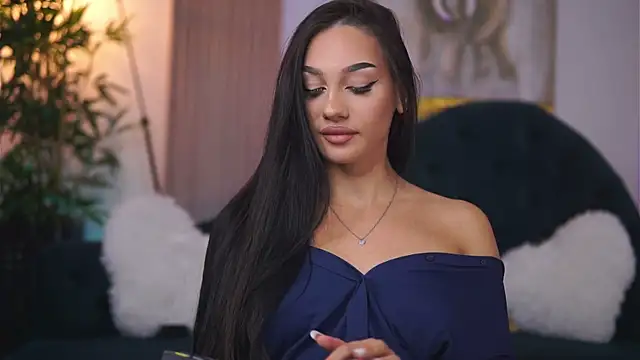 Snapshot of NinaSolenne chatting on November 3, 7:37 pm NinaSolenne online show from November 3, 7:37 pm