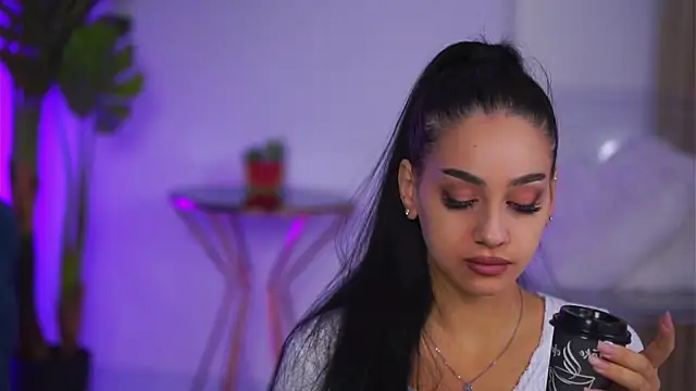 Snapshot of NinaSolenne chatting on December 3, 7:56 pm NinaSolenne online show from December 3, 7:56 pm