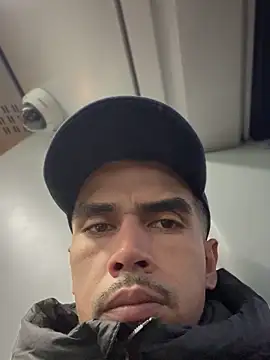 Snapshot of alberto5987 chatting on December 16, 6:51 am alberto5987 online show from December 16, 6:51 am