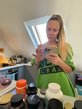 Snapshot of blondi2077 chatting on October 26, 9:59 am blondi2077 online show from October 26, 9:59 am