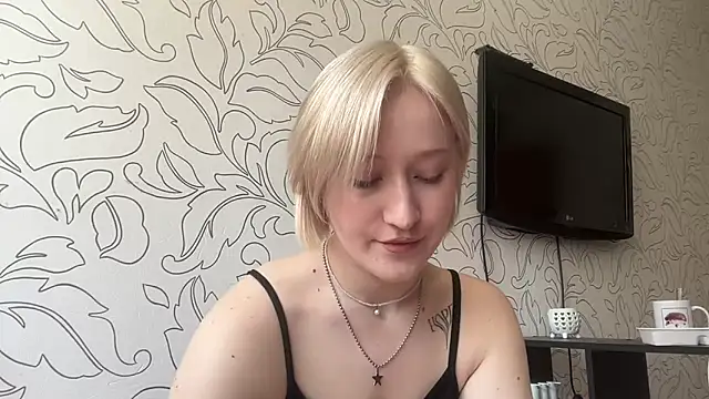 Snapshot of CinBellamy chatting on May 21, 6:42 am CinBellamy online show from May 21, 6:42 am
