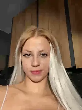 Snapshot of FavoriteKira chatting on October 1, 7:42 pm FavoriteKira online show from October 1, 7:42 pm