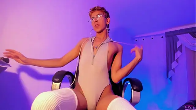 Snapshot of Angelicious_Boy chatting on November 29, 2:47 am Angelicious Boy online show from November 29, 2:47 am