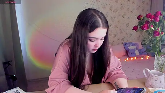 Snapshot of Alice_next_door chatting on April 24, 11:34 am Alice next door online show from April 24, 11:34 am