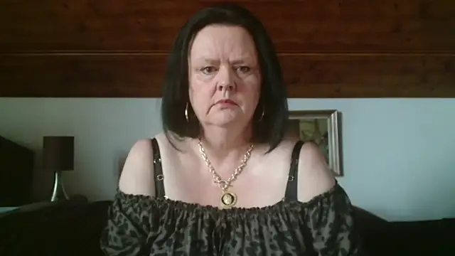 Snapshot of TiffanyMature chatting on October 2, 8:43 am TiffanyMature online show from October 2, 8:43 am