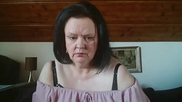 Snapshot of TiffanyMature chatting on October 3, 9:17 am TiffanyMature online show from October 3, 9:17 am