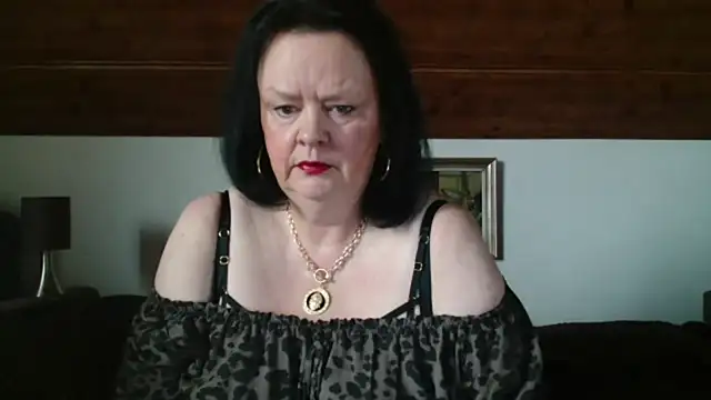 Snapshot of TiffanyMature chatting on October 8, 7:06 am TiffanyMature online show from October 8, 7:06 am