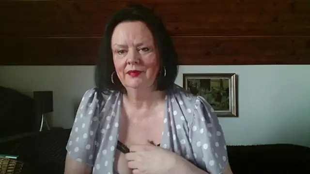 Snapshot of TiffanyMature chatting on October 21, 8:26 am TiffanyMature online show from October 21, 8:26 am