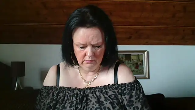 Snapshot of TiffanyMature chatting on October 27, 8:18 am TiffanyMature online show from October 27, 8:18 am