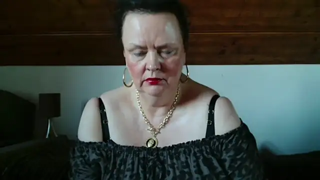 Snapshot of TiffanyMature chatting on November 7, 10:26 am TiffanyMature online show from November 7, 10:26 am