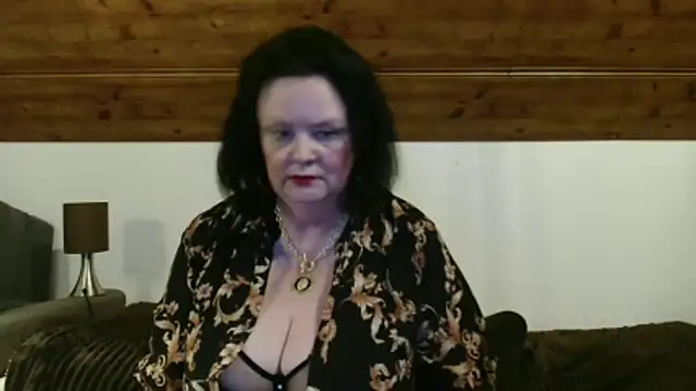 Snapshot of TiffanyMature chatting on November 7, 10:32 pm TiffanyMature online show from November 7, 10:32 pm