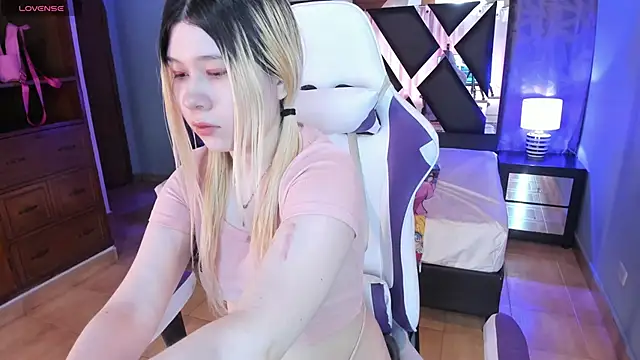 Snapshot of Melody_Lolii chatting on October 10, 11:09 am Melody Lolii online show from October 10, 11:09 am