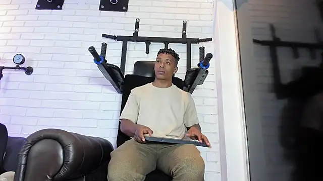 ItaloMoore online show from February 13, 3:30 pm